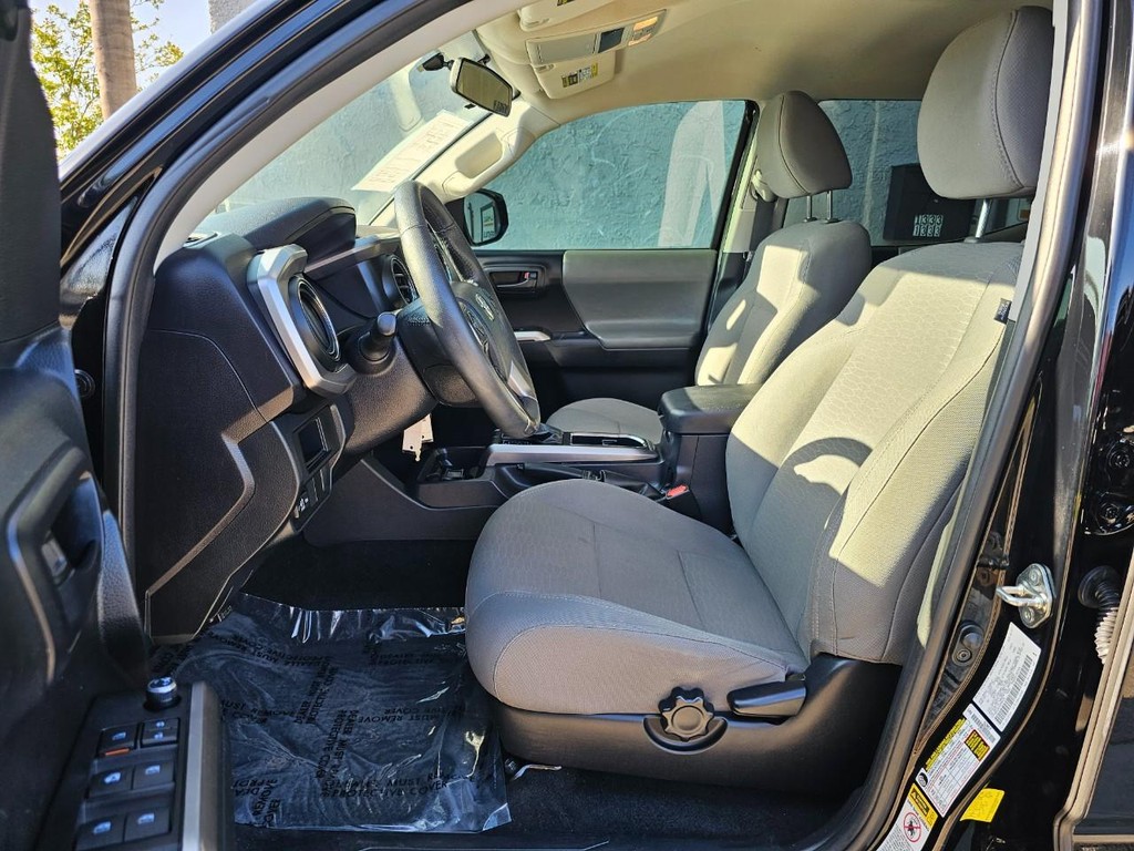 Toyota Tacoma Vehicle Full-screen Gallery Image 22