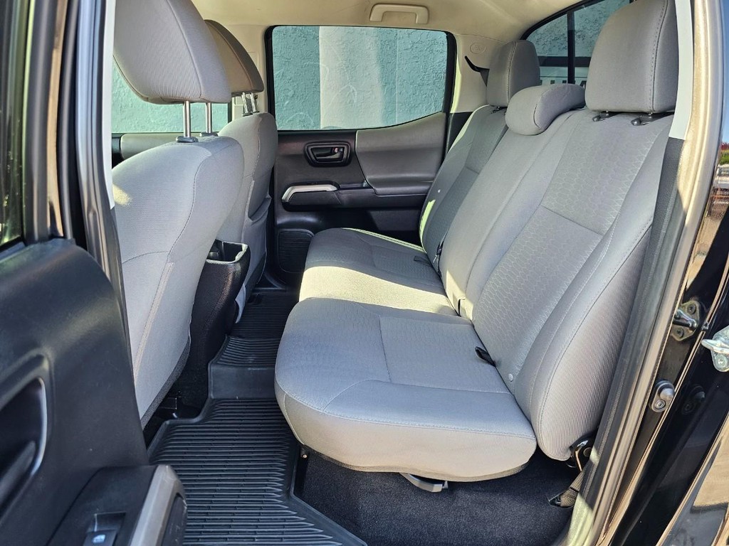 Toyota Tacoma Vehicle Full-screen Gallery Image 23