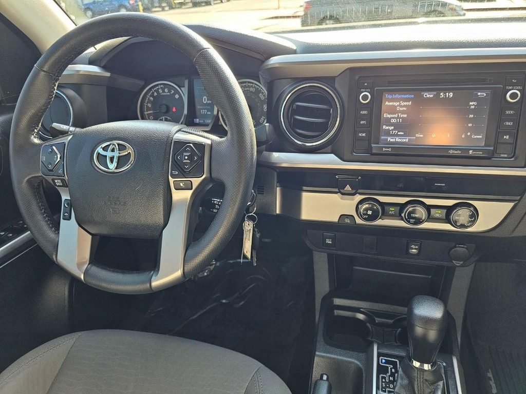 Toyota Tacoma Vehicle Full-screen Gallery Image 25