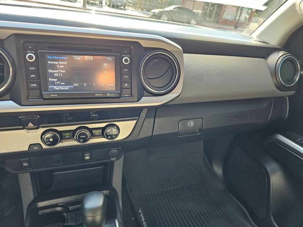 Toyota Tacoma Vehicle Full-screen Gallery Image 26