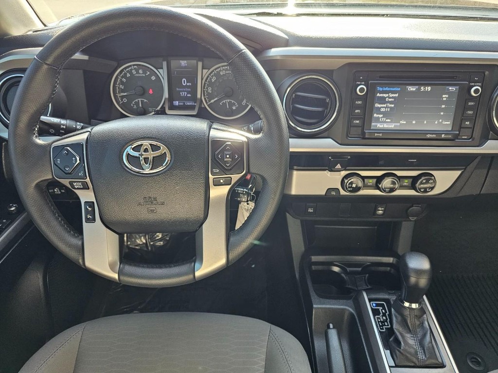 Toyota Tacoma Vehicle Full-screen Gallery Image 27