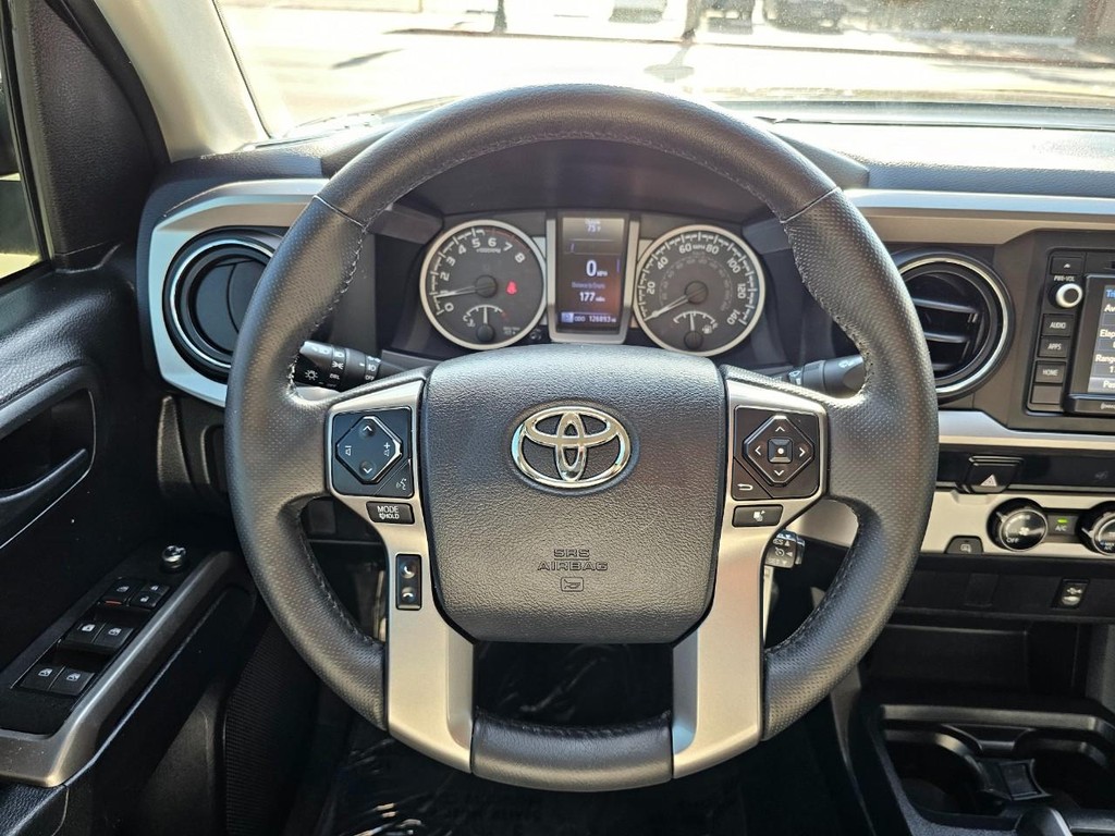 Toyota Tacoma Vehicle Full-screen Gallery Image 28