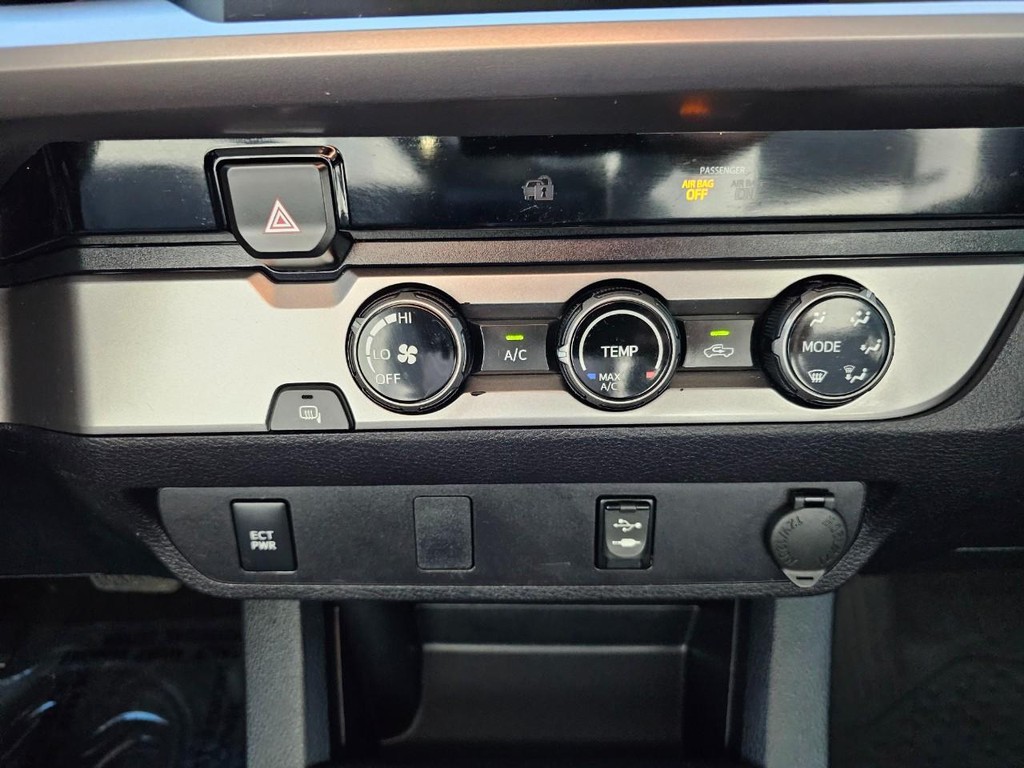 Toyota Tacoma Vehicle Full-screen Gallery Image 32