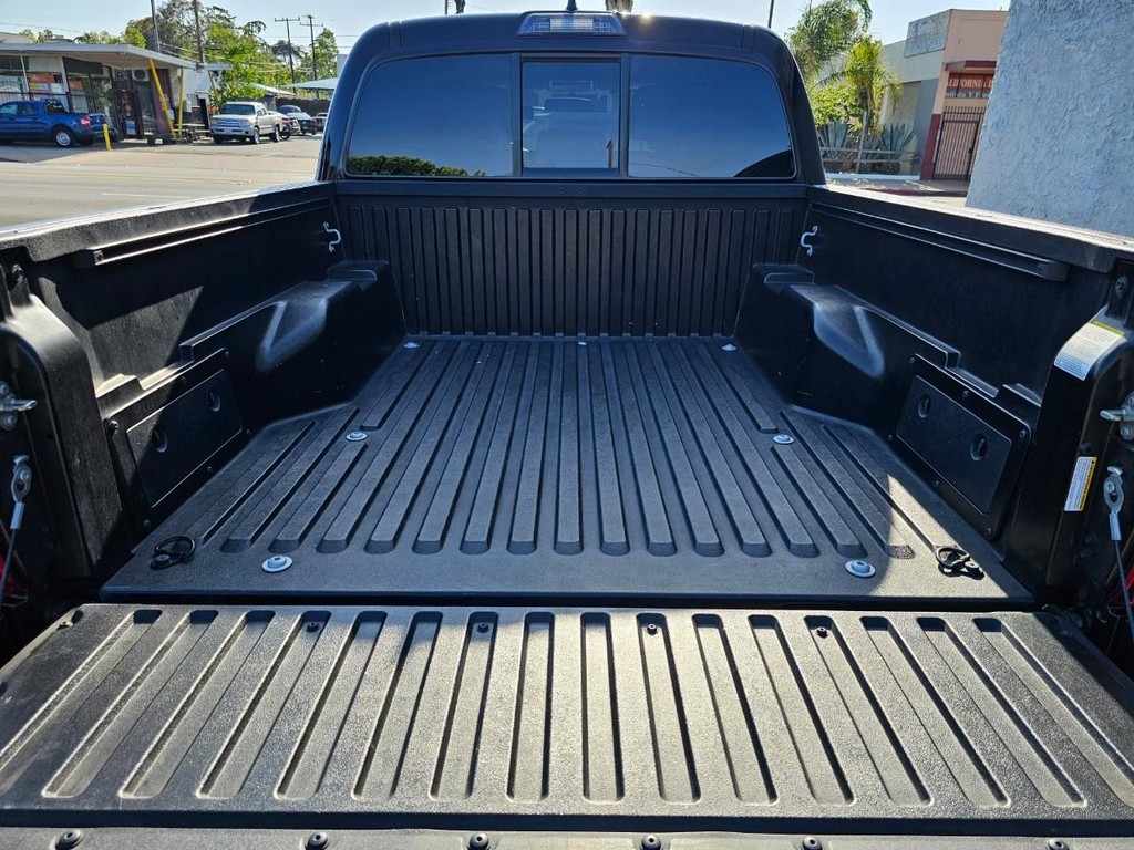 Toyota Tacoma Vehicle Full-screen Gallery Image 34