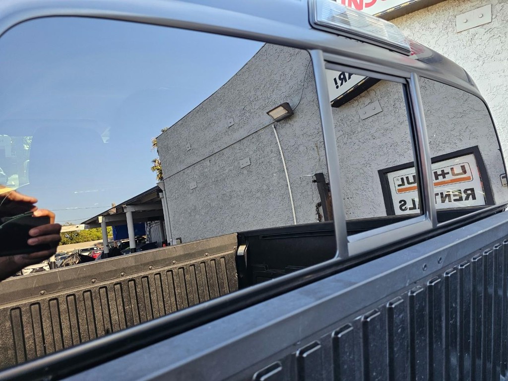 Toyota Tacoma Vehicle Full-screen Gallery Image 35