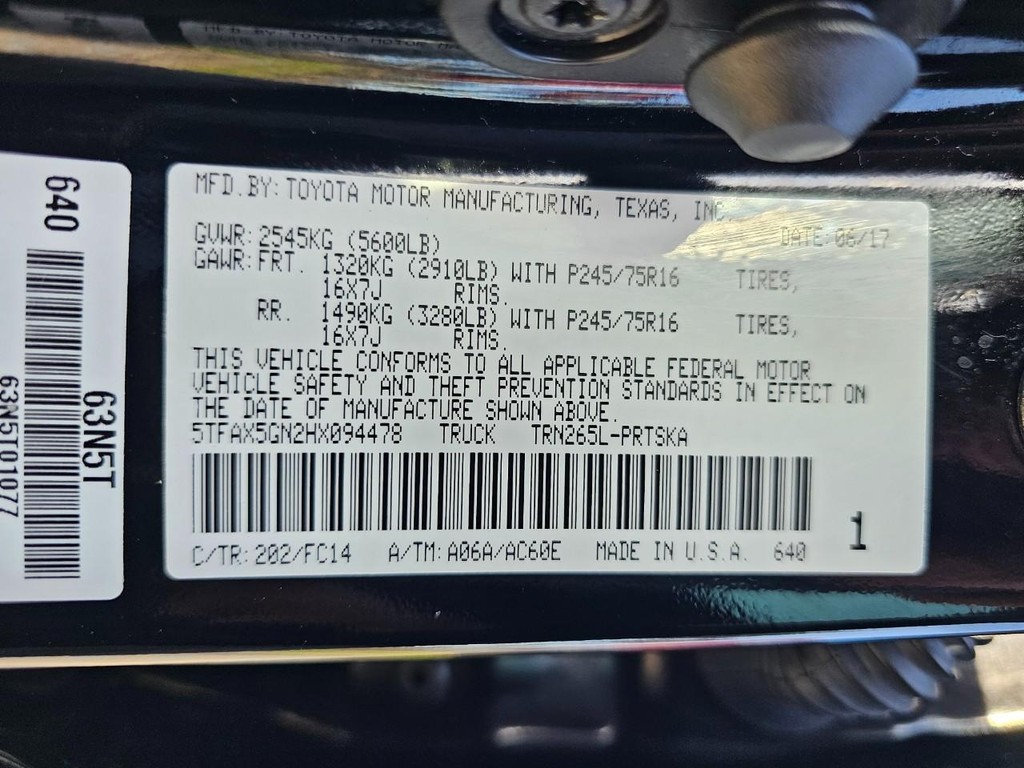 Toyota Tacoma Vehicle Full-screen Gallery Image 38