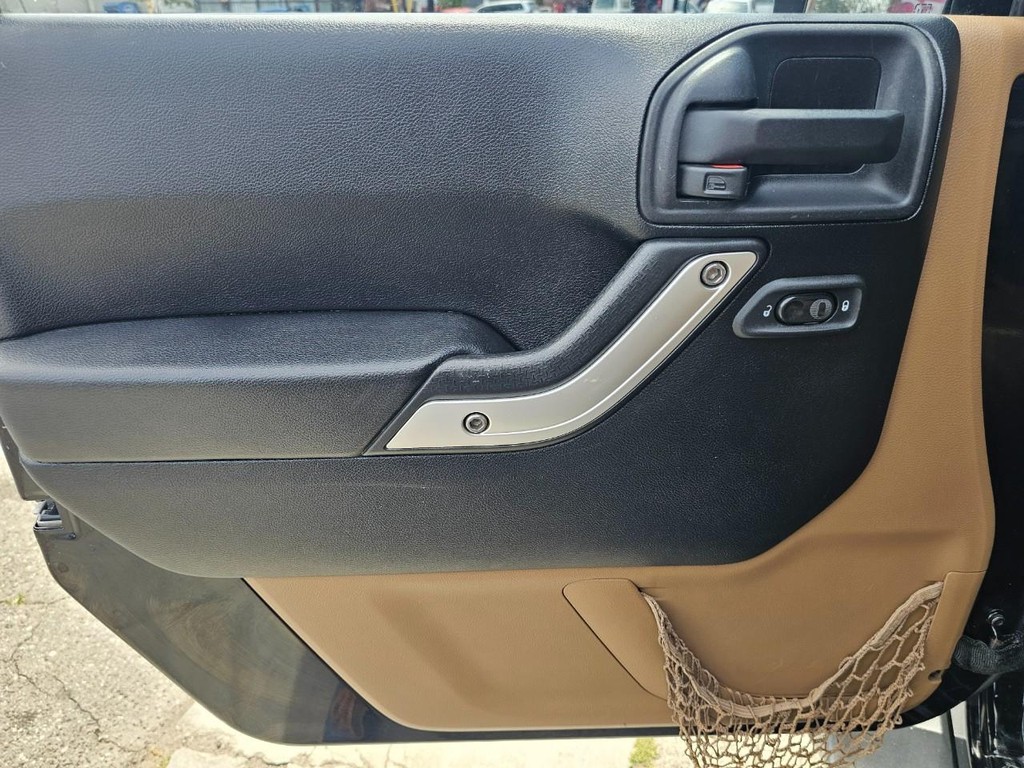 Jeep Wrangler Unlimited Vehicle Full-screen Gallery Image 16