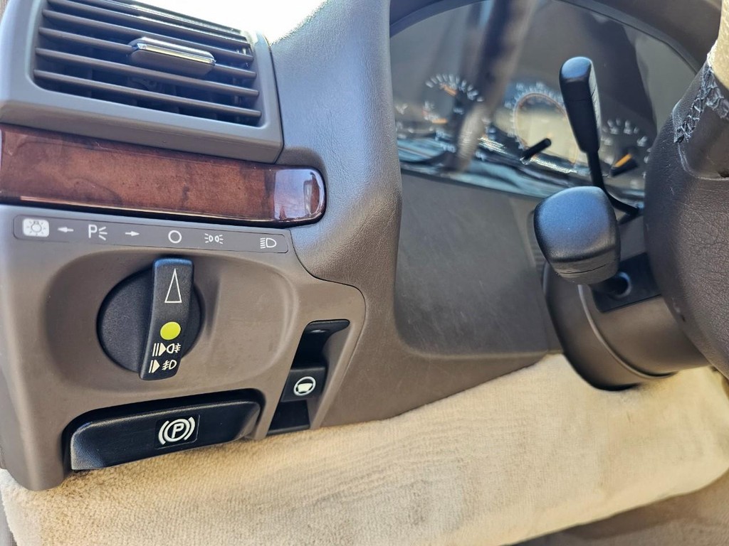 Mercedes-Benz S 500 Vehicle Full-screen Gallery Image 19