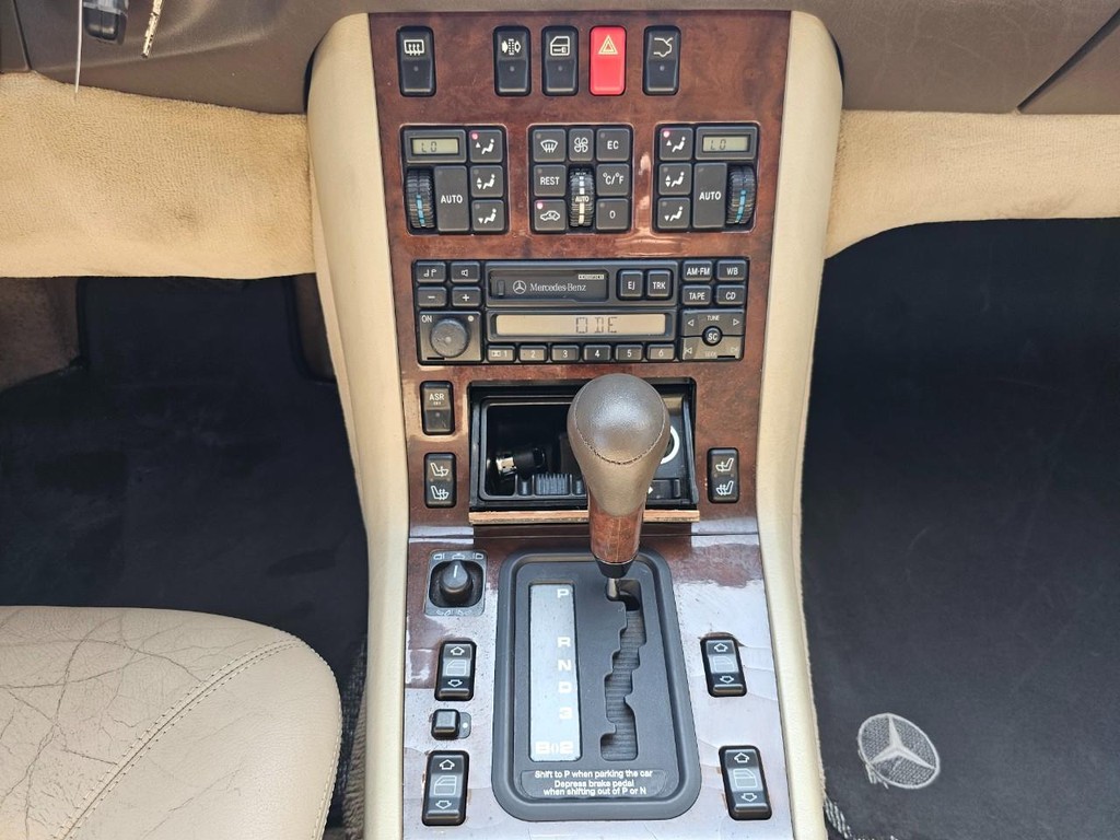 Mercedes-Benz S 500 Vehicle Full-screen Gallery Image 26