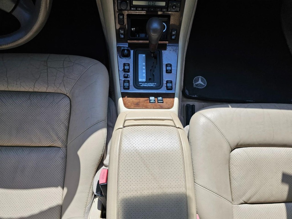 Mercedes-Benz S 500 Vehicle Full-screen Gallery Image 27