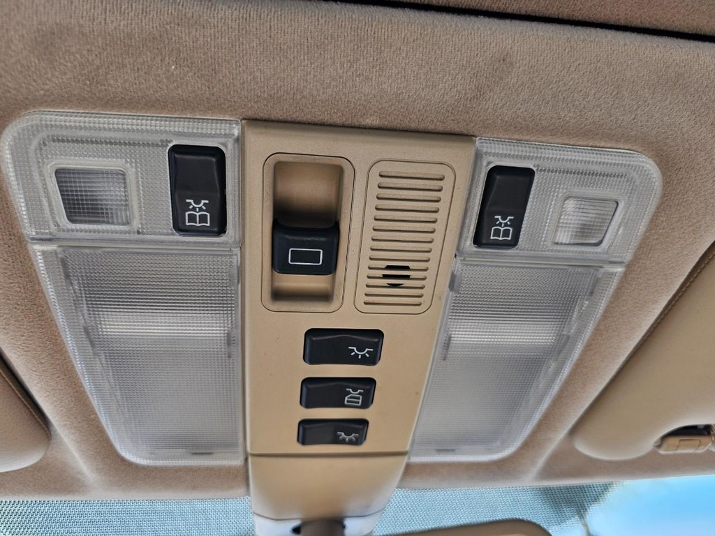 Mercedes-Benz S 500 Vehicle Full-screen Gallery Image 28