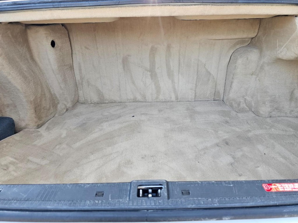 Mercedes-Benz S 500 Vehicle Full-screen Gallery Image 32