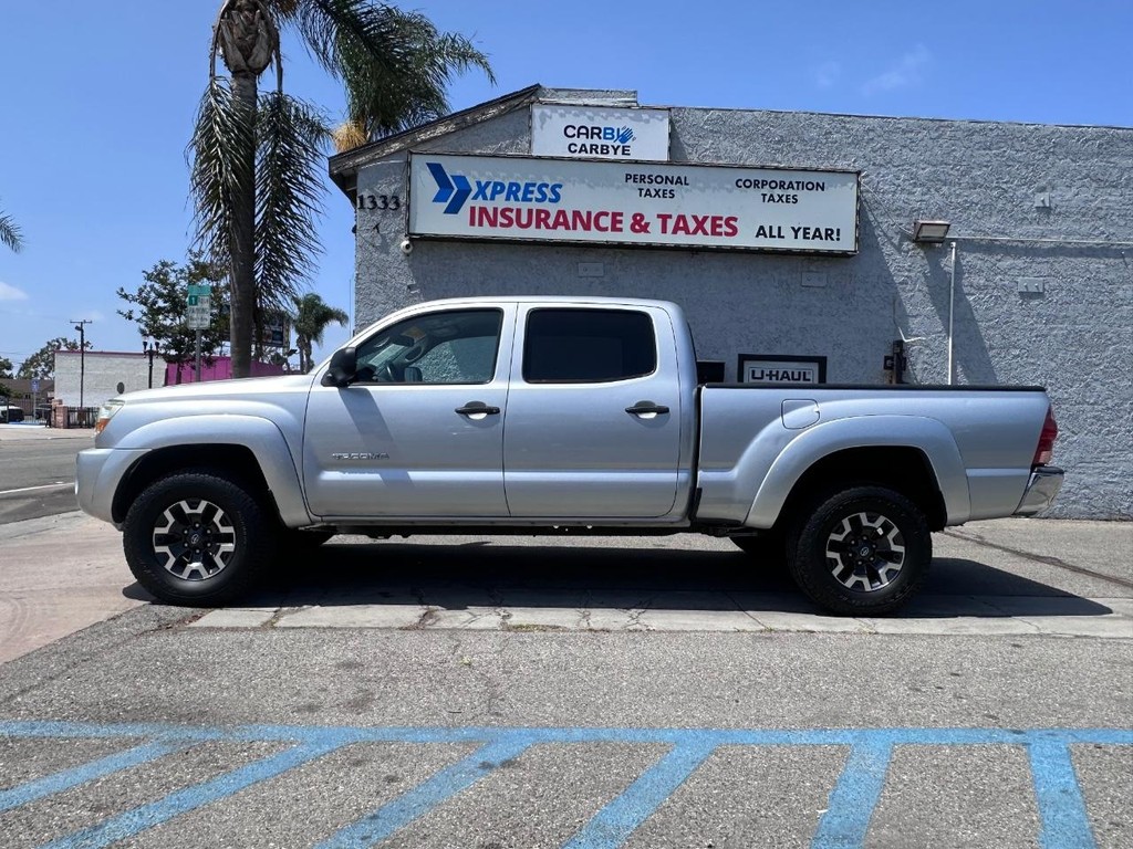 Toyota Tacoma Vehicle Full-screen Gallery Image 3