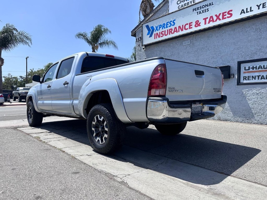 Toyota Tacoma Vehicle Full-screen Gallery Image 4