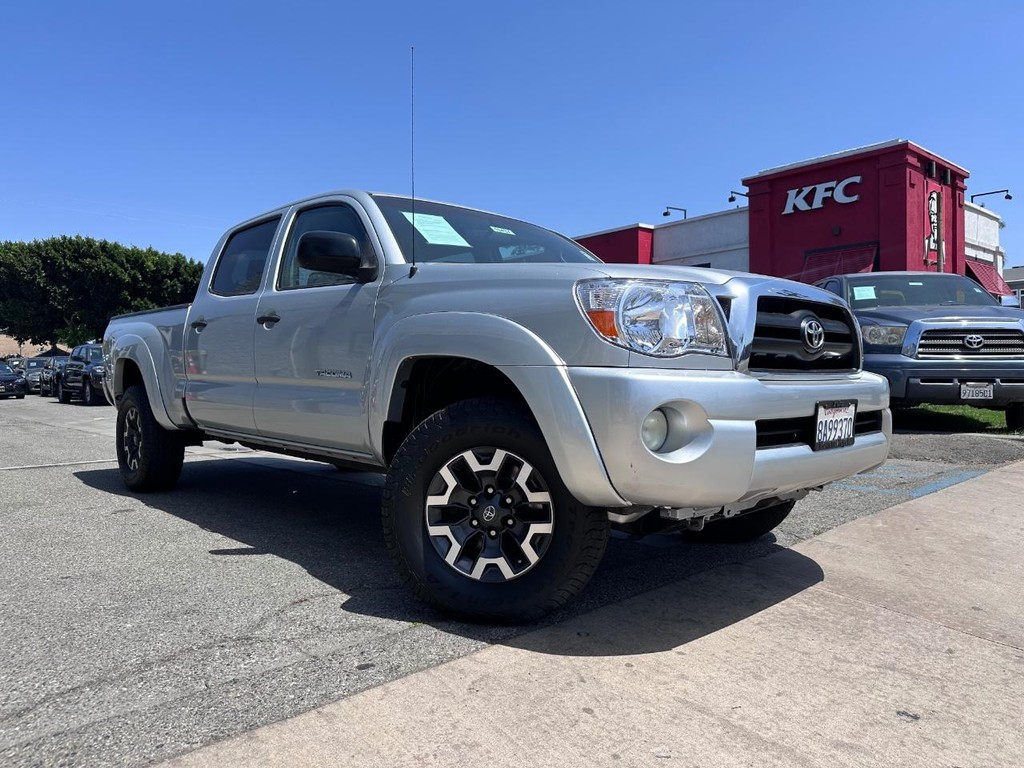 Toyota Tacoma Vehicle Full-screen Gallery Image 7