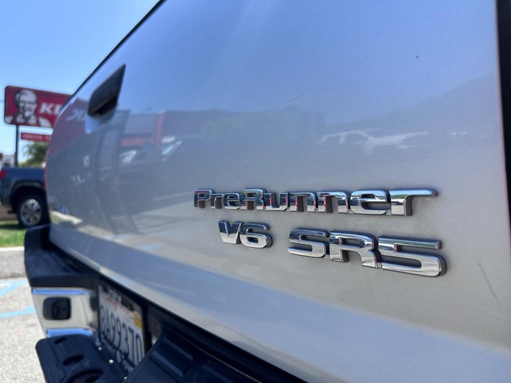 Toyota Tacoma Vehicle Full-screen Gallery Image 10