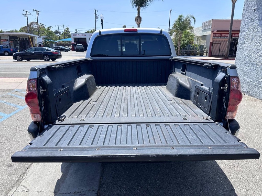 Toyota Tacoma Vehicle Full-screen Gallery Image 11