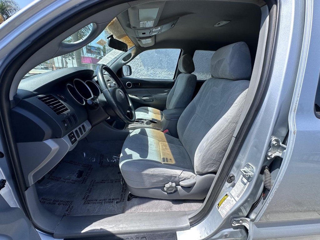 Toyota Tacoma Vehicle Full-screen Gallery Image 12