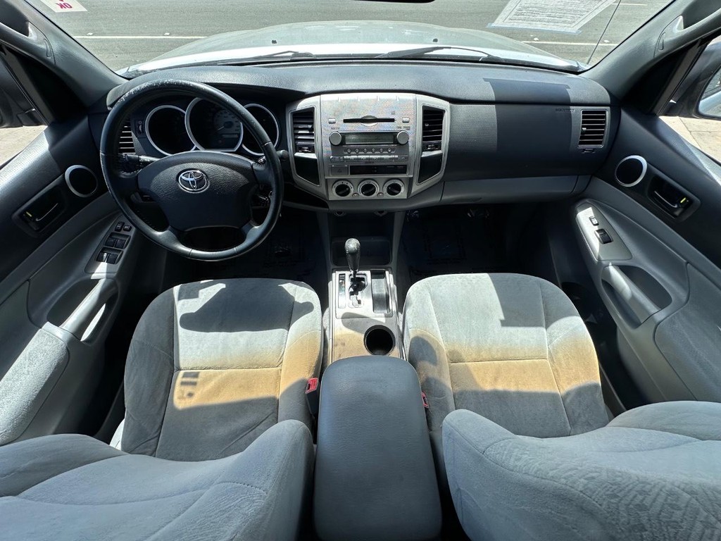 Toyota Tacoma Vehicle Full-screen Gallery Image 14