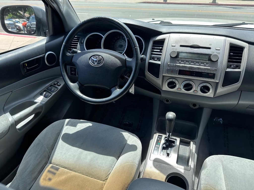 Toyota Tacoma Vehicle Full-screen Gallery Image 15