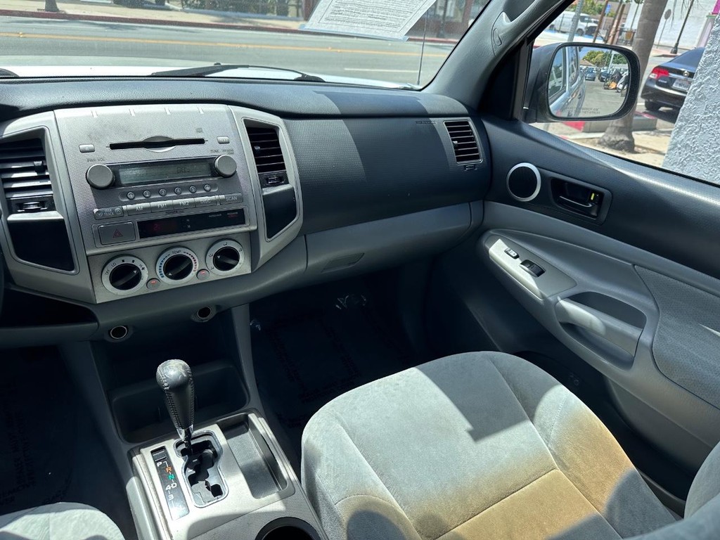 Toyota Tacoma Vehicle Full-screen Gallery Image 16