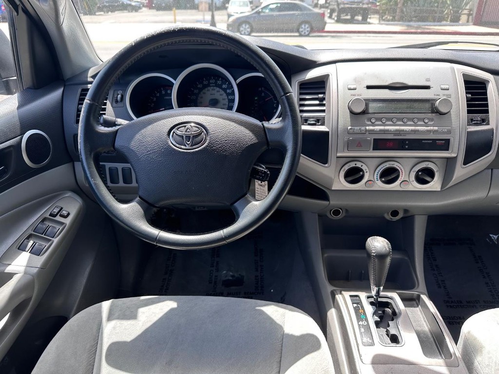 Toyota Tacoma Vehicle Full-screen Gallery Image 17