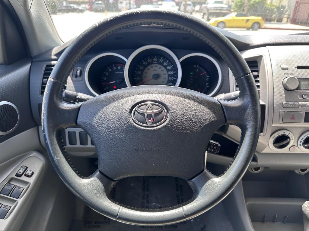 Toyota Tacoma Vehicle Full-screen Gallery Image 18