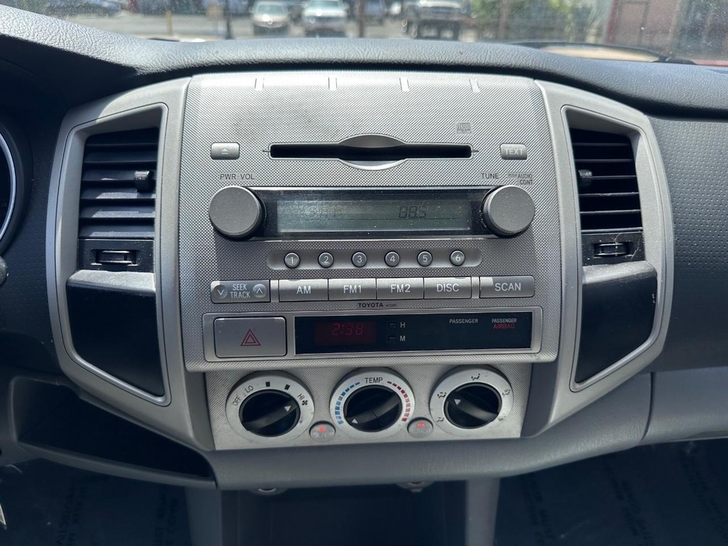 Toyota Tacoma Vehicle Full-screen Gallery Image 19