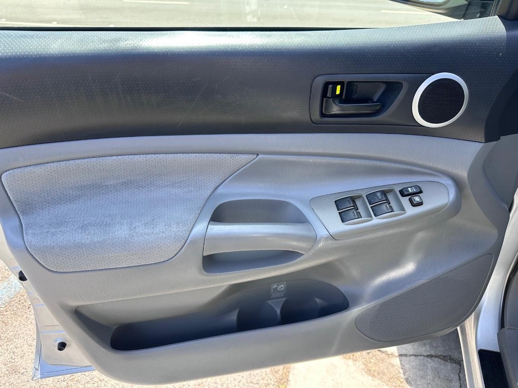 Toyota Tacoma Vehicle Full-screen Gallery Image 21