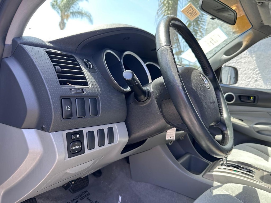 Toyota Tacoma Vehicle Full-screen Gallery Image 22