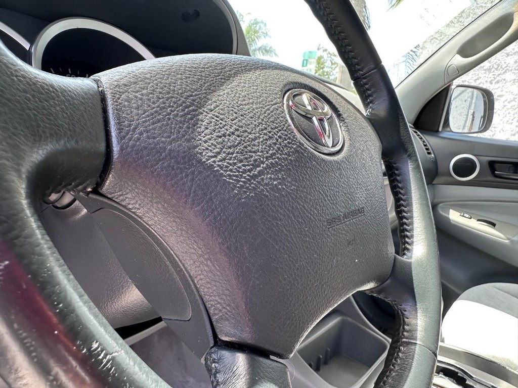 Toyota Tacoma Vehicle Full-screen Gallery Image 23