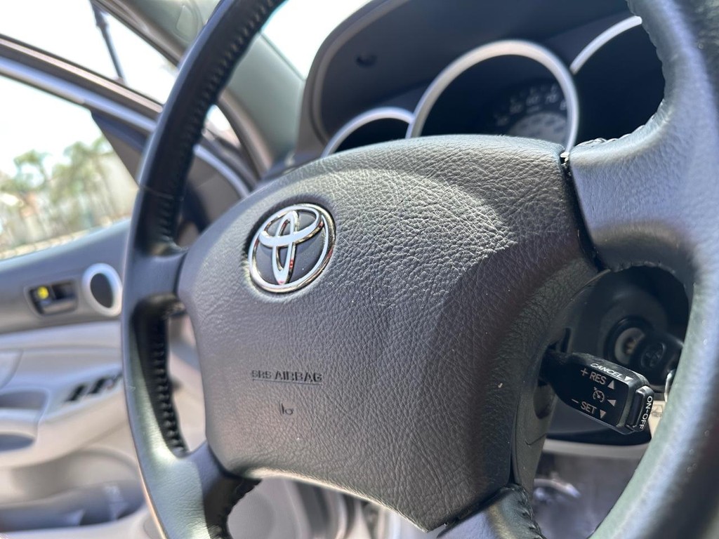 Toyota Tacoma Vehicle Full-screen Gallery Image 24