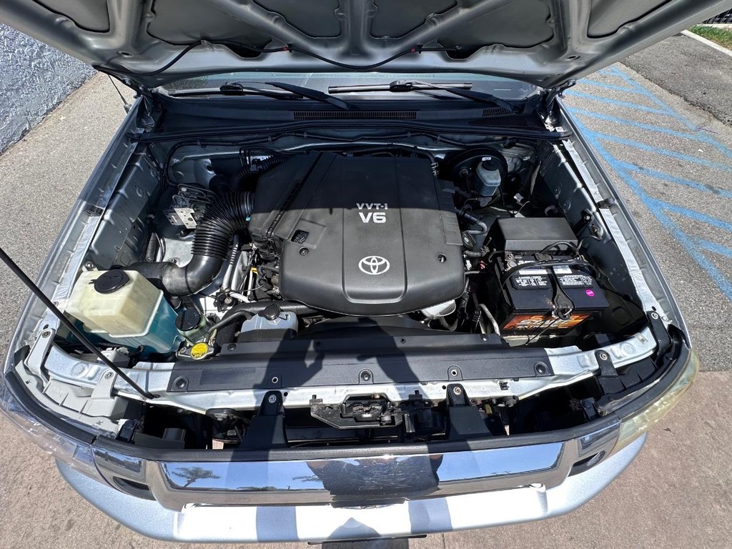 Toyota Tacoma Vehicle Full-screen Gallery Image 25