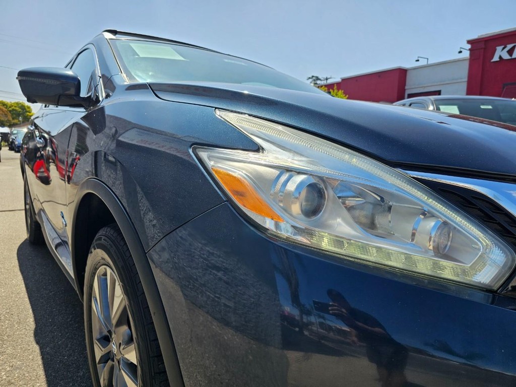 Nissan Murano Vehicle Full-screen Gallery Image 9