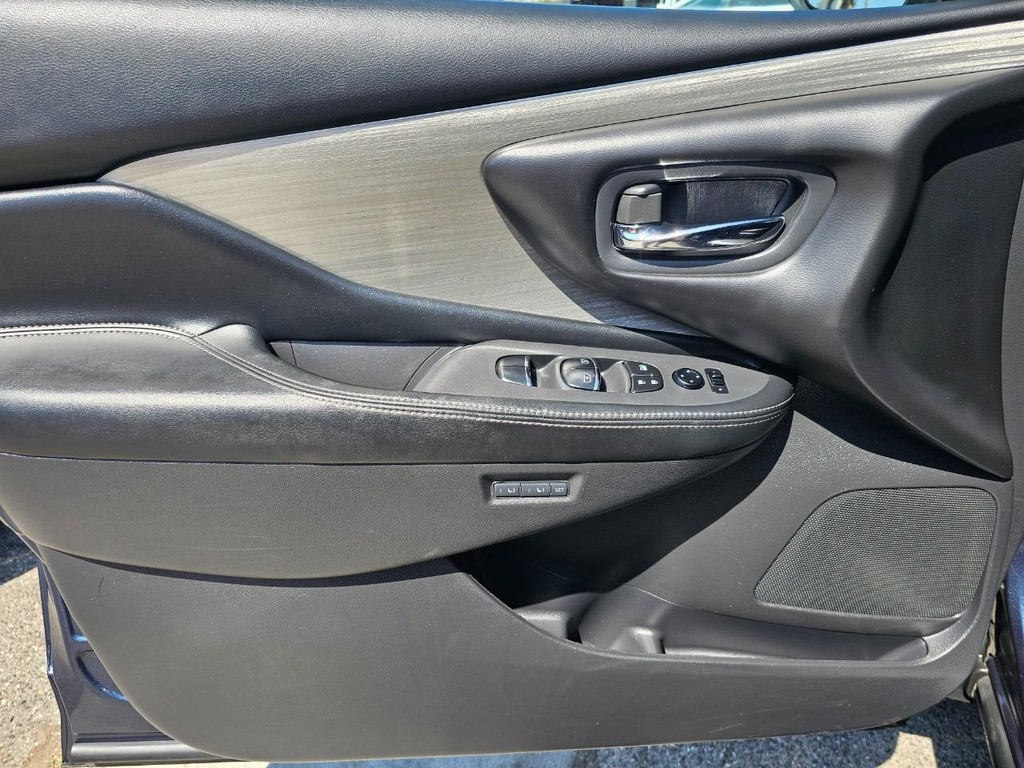 Nissan Murano Vehicle Full-screen Gallery Image 18