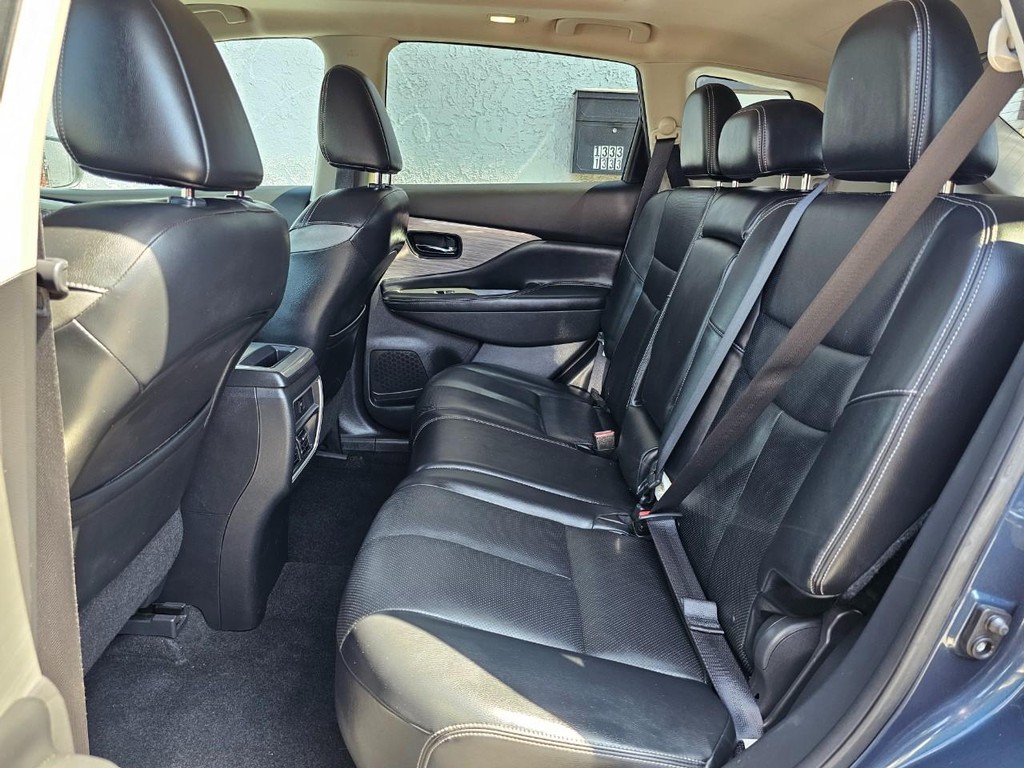 Nissan Murano Vehicle Full-screen Gallery Image 24