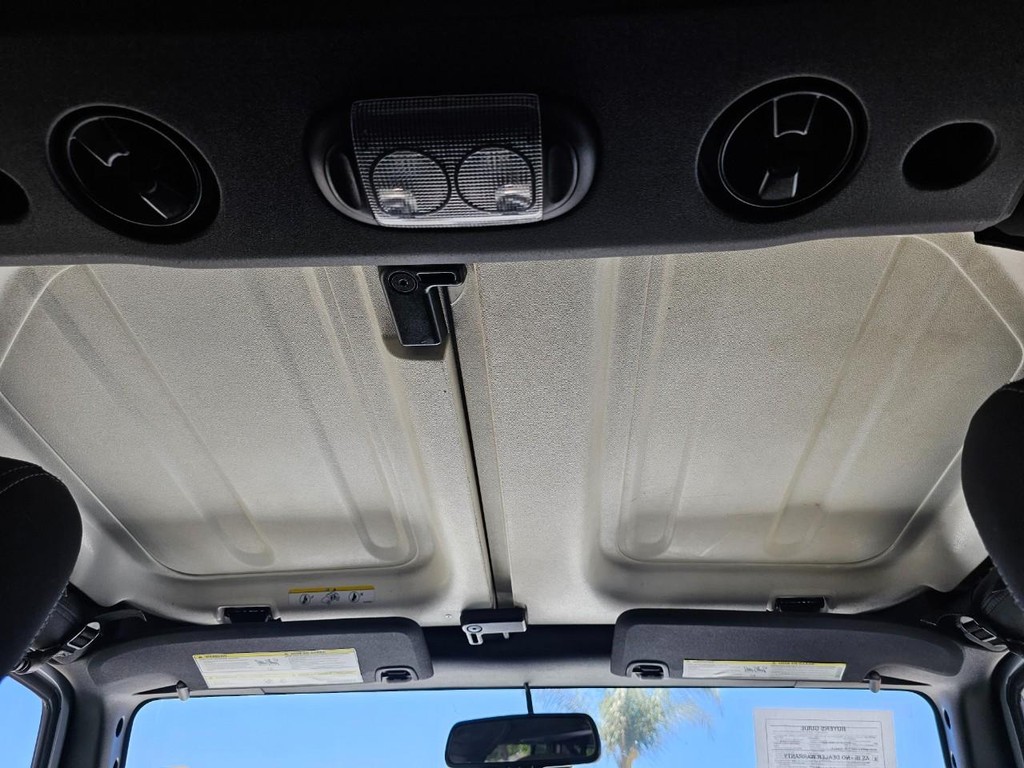 Jeep Wrangler Unlimited Vehicle Full-screen Gallery Image 30