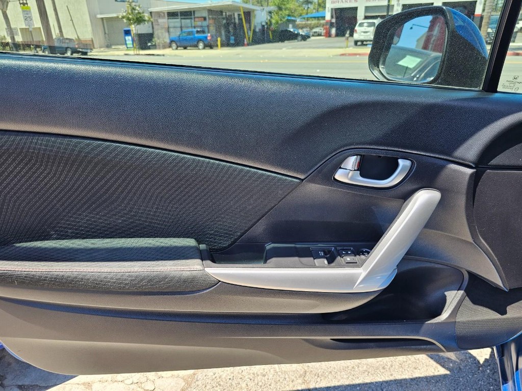 Honda Civic Coupe Vehicle Full-screen Gallery Image 17