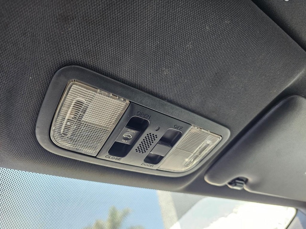 Honda Civic Coupe Vehicle Full-screen Gallery Image 27