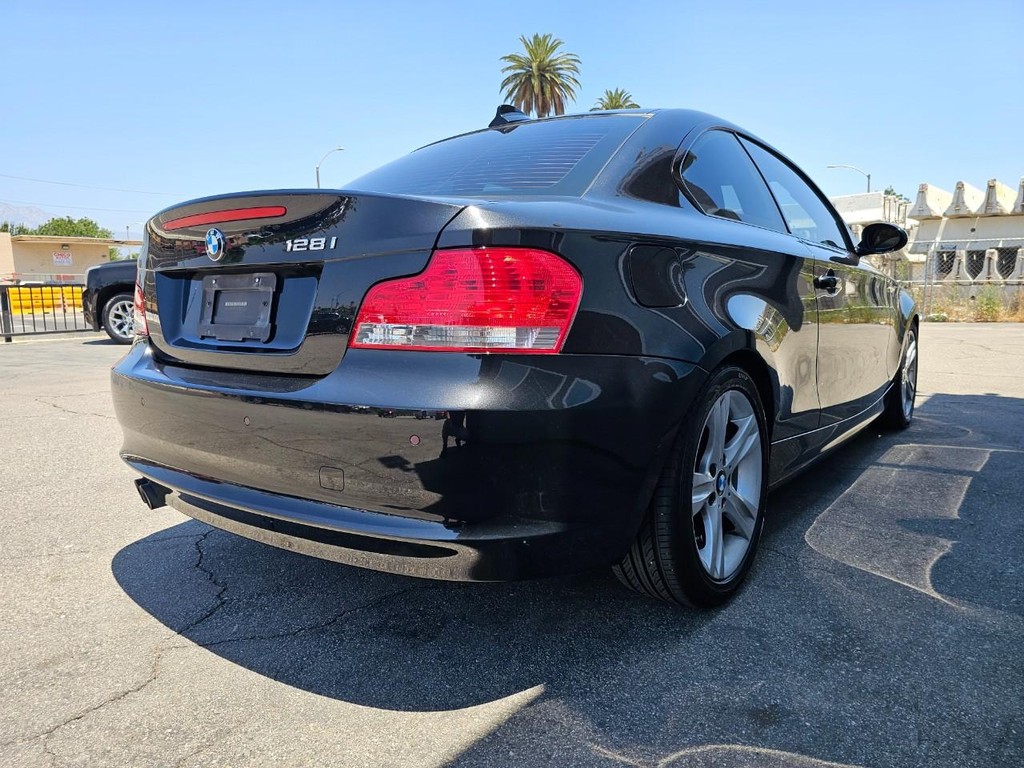 BMW 1 Series Vehicle Full-screen Gallery Image 6