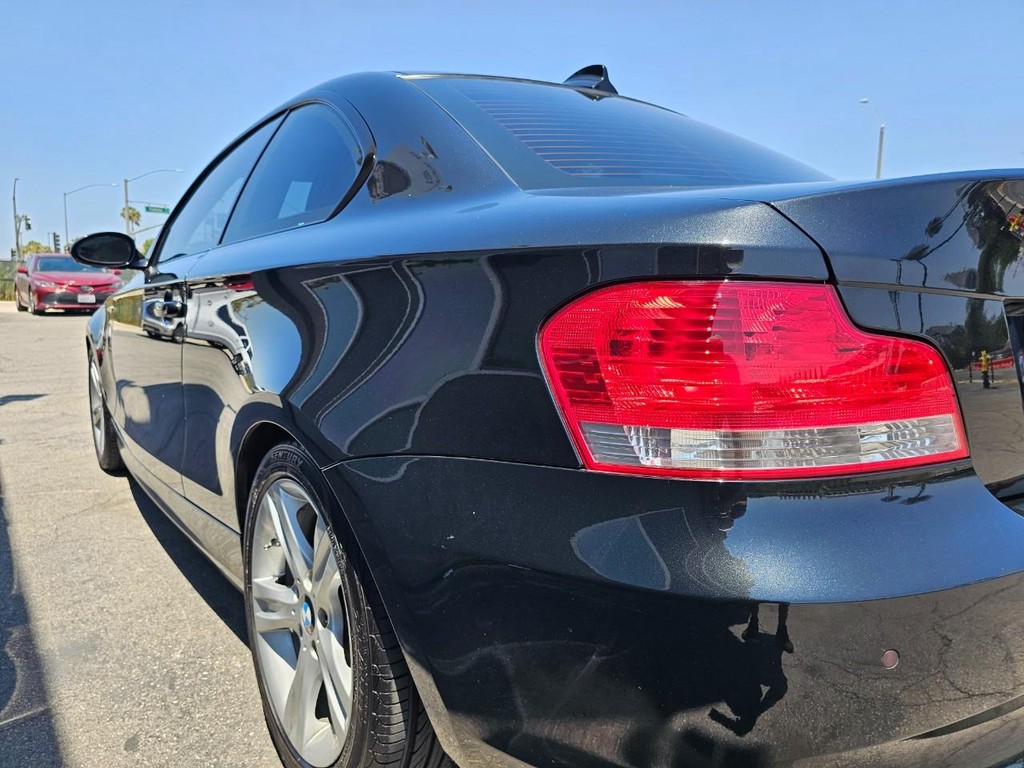 BMW 1 Series Vehicle Full-screen Gallery Image 11