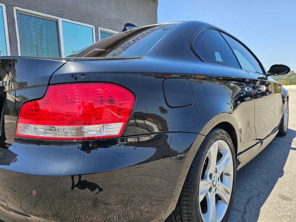 BMW 1 Series Vehicle Full-screen Gallery Image 12