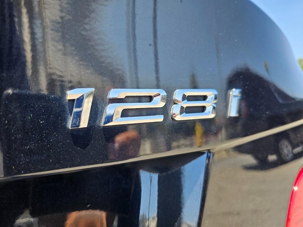 BMW 1 Series Vehicle Full-screen Gallery Image 13