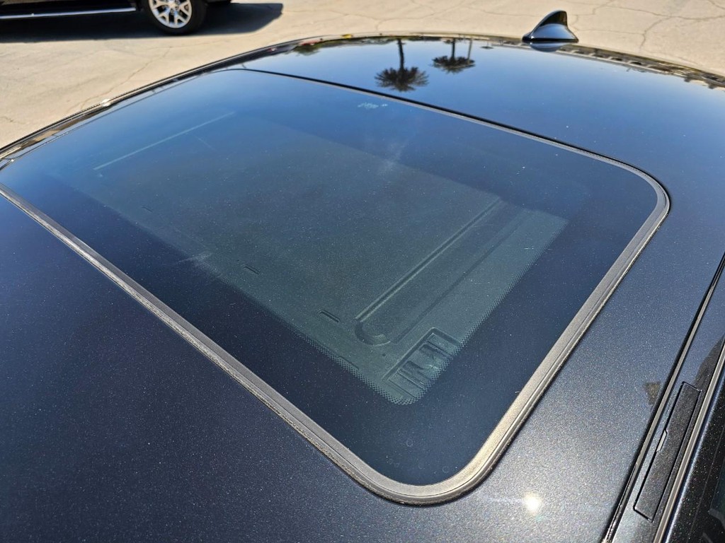 BMW 1 Series Vehicle Full-screen Gallery Image 14