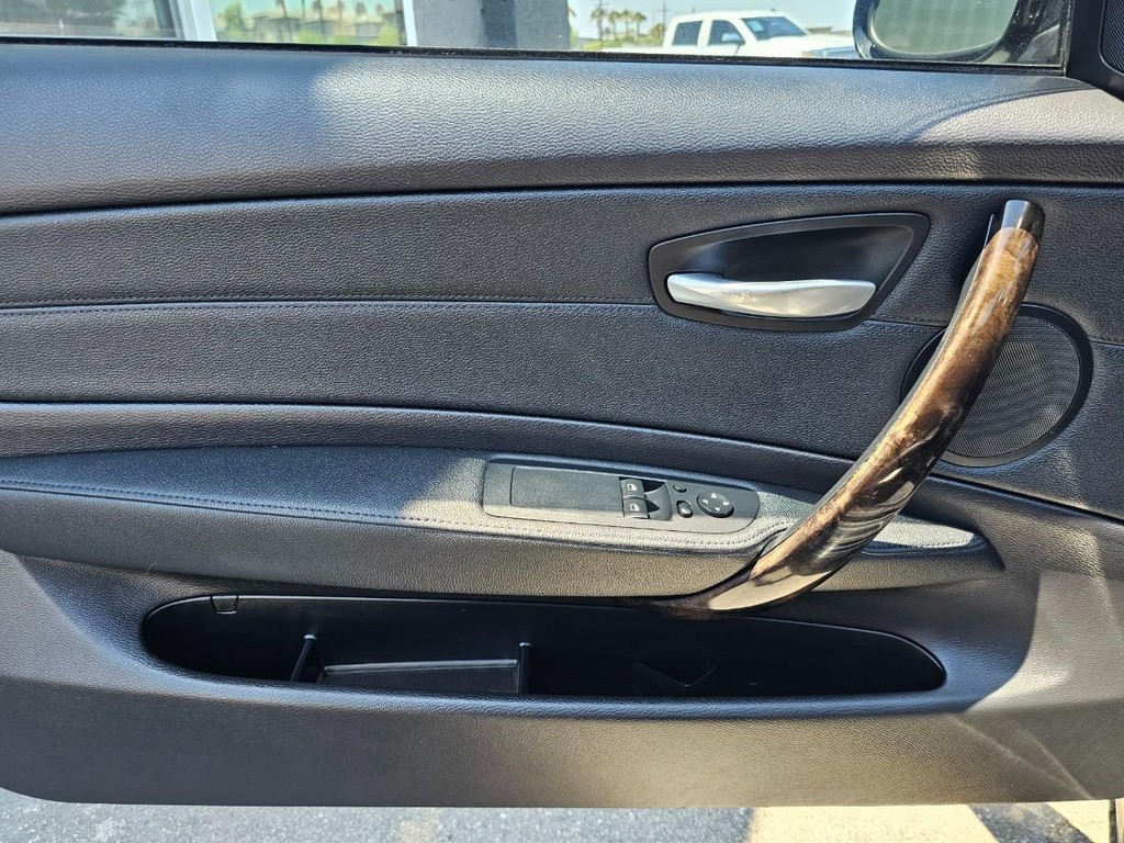 BMW 1 Series Vehicle Full-screen Gallery Image 15