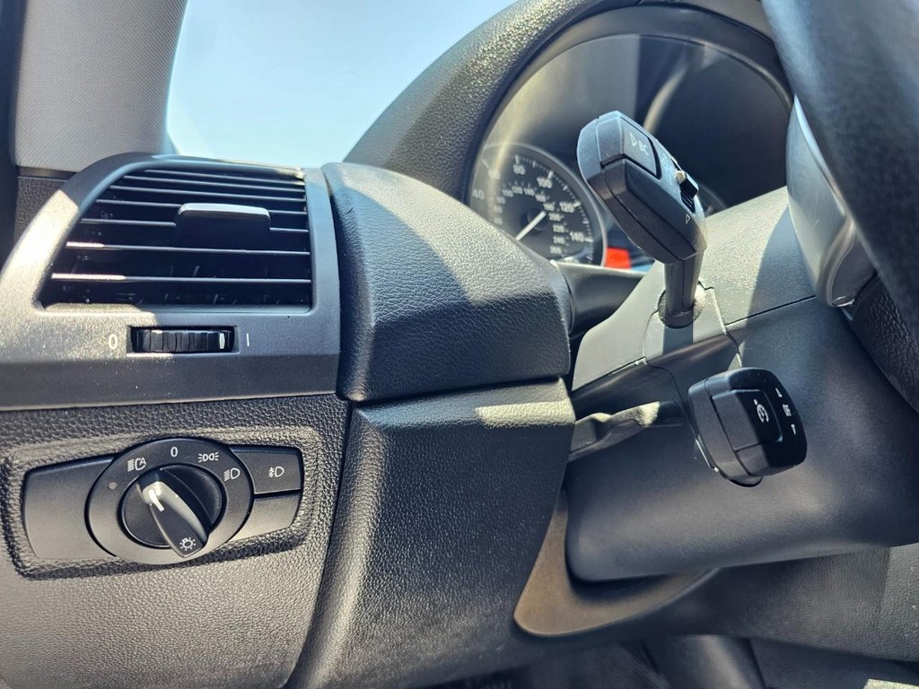 BMW 1 Series Vehicle Full-screen Gallery Image 17