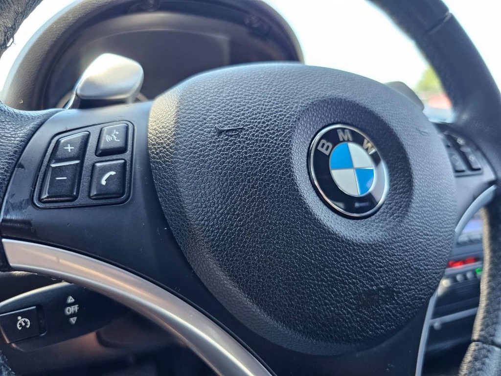 BMW 1 Series Vehicle Full-screen Gallery Image 18