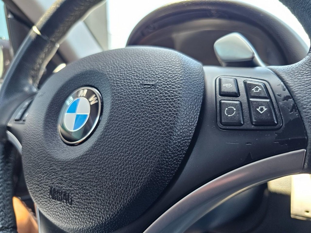 BMW 1 Series Vehicle Full-screen Gallery Image 19