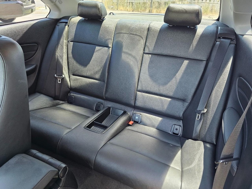 BMW 1 Series Vehicle Full-screen Gallery Image 20