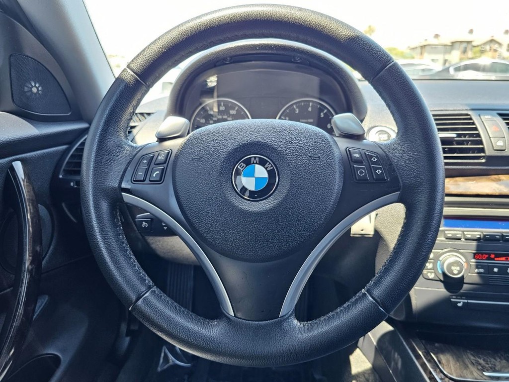 BMW 1 Series Vehicle Full-screen Gallery Image 25